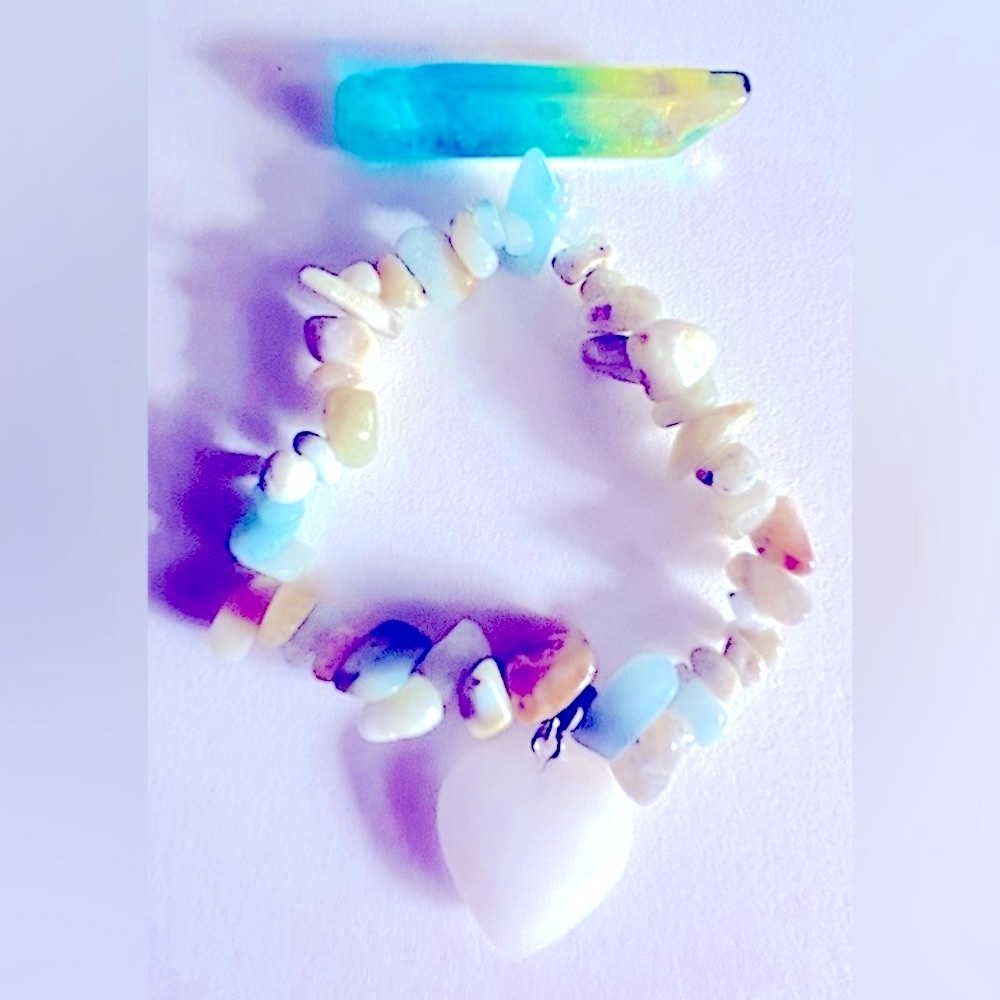 Bracelet NWOT Amazonite Aqua polished beads w carved white quartz heart stretch
